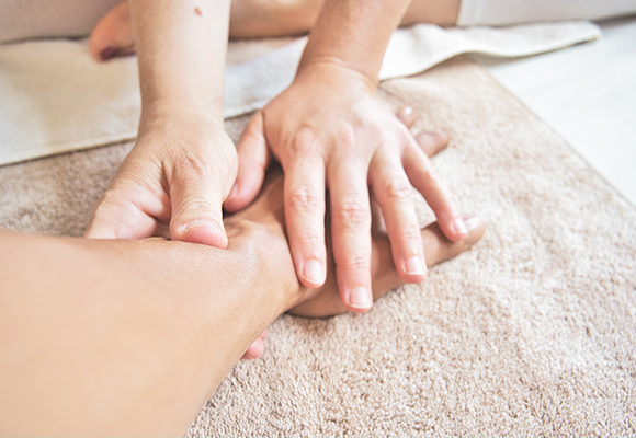 massage at the client's home close up